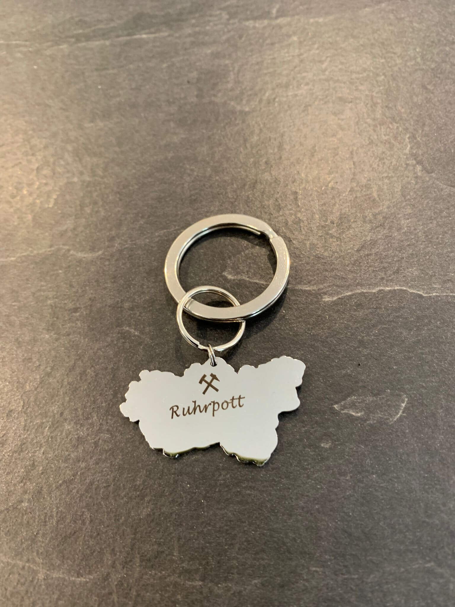 Schlüsselanhänger mit einem Schlüsselring und Ruhrgebietsanhänger